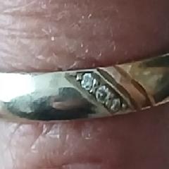 gouden ring met inscriptie, iLost'a bildirildiği gibi