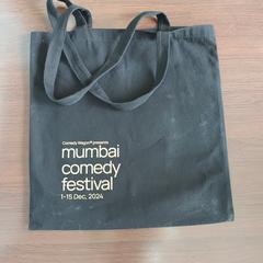Zwarte tas van Mumbai Comedy Festival '24 met LP, jak bylo nahlášeno na iLost