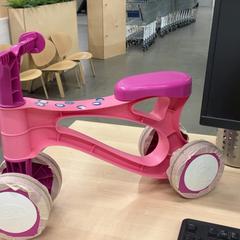 Kinderfiets lena Roze がiLostで IKEA Eindhoven によって報告されました