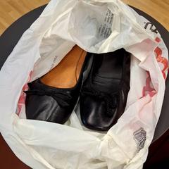 Dámske topánky couleur noir, ako bolo nahlásené IKEA Nice Saint Isidore pomocou iLost