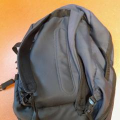 Sac bleu marine, a été signalé par TCL utilisant iLost