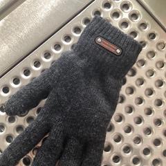 Gants, a été signalé par MEININGER Hotel Berlin Alexanderplatz utilisant iLost