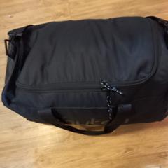 Weekendtas Zwart staat kaytan op がiLostで Arriva Limburg Noord によって報告されました