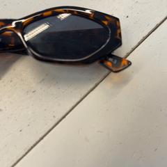 Gafas de sol, ha sido reportado por HTM con iLost