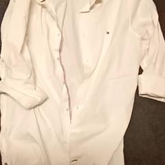 Camisas, como reportado por Mövenpick Hotel Amsterdam City Centre utilizando o iLost