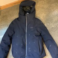 ジャケット がiLostで Gemeente Amsterdam - Bureau Gevonden Voorwerpen によって報告されました