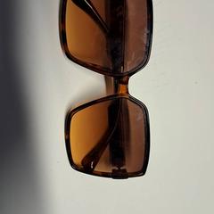 Occhiali da sole, come riportato da St. Antonius Ziekenhuis Nieuwegein utilizzando iLost