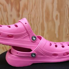 Crocs (Pink) Size 40 pinkest we've ever seen, come riportato da MEININGER Hotel Innsbruck Zentrum utilizzando iLost