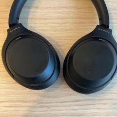 Fejhallgató, amint azt Pathé Groningen az iLost segítségével jelentette.