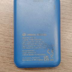 Power bank blauw met opschrift, como reportado por Festivals Werchter utilizando o iLost