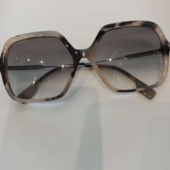 Eguzkitako betaurrekoak, gisa salatu by Arriva Limburg Zuid iLost erabiliz