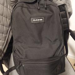 Black Dakine Backpack، كما تم الإبلاغ عنه عبر iLost