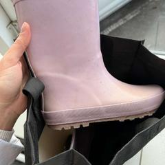 Sko lila,, rapporterat av Oostenrijk Group med iLost