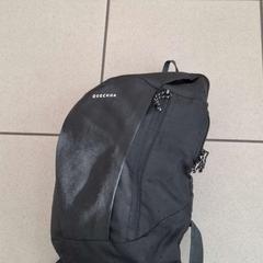 バックパック NOIR QUECHUA がiLostで ilévia によって報告されました