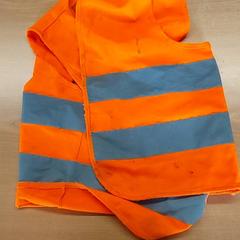 Ruházat -- fluo hesje, amint azt Regio Antwerpen - Brussel az iLost segítségével jelentette.