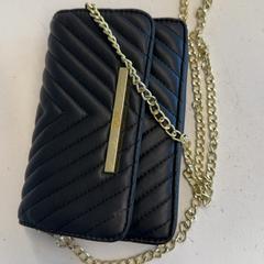 Handtas, ha sido reportado por De Zon Festival con iLost