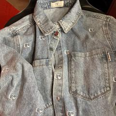 Armilla veste en jeans, segons ha informat MEININGER Hotel Bordeaux Gare Saint-Jean mitjançant iLost