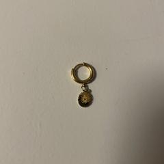 Oorbel Goud met zonnetje, como reportado por Stad Peer utilizando o iLost