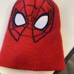 Gorro spider man, ha sido reportado por Regio Oost-Vlaanderen con iLost