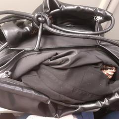 Zwarte damestas met inhoud en grijs jasje, jak bylo nahlášeno na iLost