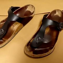 Sandále, ako bolo nahlásené Mövenpick Hotel Amsterdam City Centre pomocou iLost