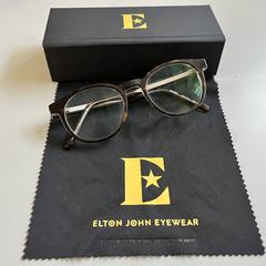 Hugo Boss bril in koker van Elton John eyewear, segundo informou a iLost