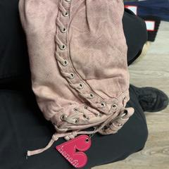 Tasje Roze, studs, como reportado por Pathé Schouwburgplein utilizando o iLost