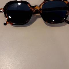 Occhiali da sole, come riportato da Universiteitsbibliotheek (Witte Singel) utilizzando iLost