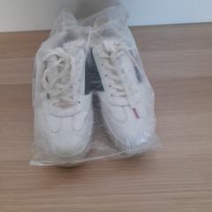Sneakers, as reported by IKEA Praha – Zličín using iLost