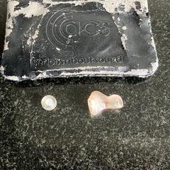 Zwart portomonaie en oordopjes, iLost'a bildirildiği gibi