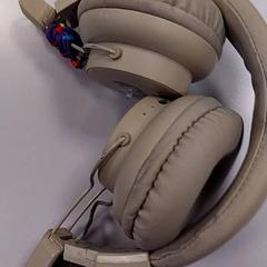 헤드폰 Crème zandstrand, iLost를 사용하여 Vrije Universiteit Amsterdam에 보고됨