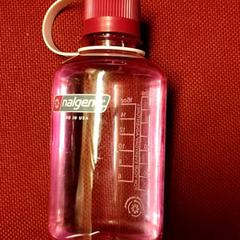 Butelka wody Pink, zgłoszono przez KABUL à GoGo / Teatro przy użyciu iLost