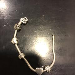 목걸이, iLost를 사용하여 U-OV Utrecht에 보고됨