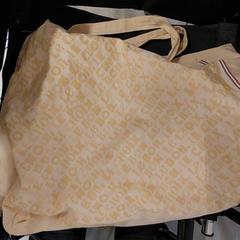 Bolsa Jaune, segundo informou IKEA Tours usando iLost