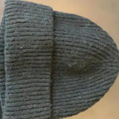 Čepice Black, jak nahlášeno MEININGER Hotel Berlin Central Station pomocí iLost