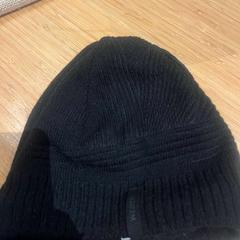 모자 black, iLost를 사용하여 Amsterdam ID Aparthotel에 보고됨