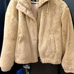 Kurtka Bruin, zgłoszono przez Qbuzz GD Groningen Peizerweg przy użyciu iLost