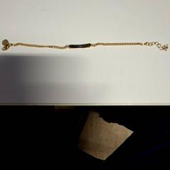 Goudkleurig armbandje, iLost를 사용하여 St. Antonius Ziekenhuis Nieuwegein에 보고됨