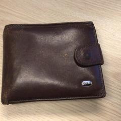 Bruine portemonnee Van de heer Bartosz, come riportato da Gemeente Arnhem utilizzando iLost