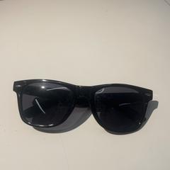 Eguzkitako betaurrekoak Zwart, gisa salatu by IKEA Groningen iLost erabiliz