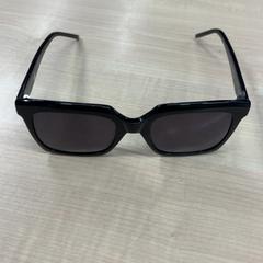 Eguzkitako betaurrekoak Zwart, gisa salatu by IKEA Eindhoven iLost erabiliz