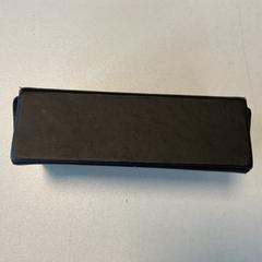 Caixa de óculos com óculos no interior, como reportado por Breng Arnhem utilizando o iLost