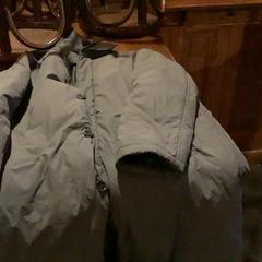 Jakke Grijs, som rapportert av Café Leentje ved bruk av iLost