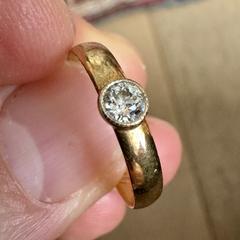 Gold ring with a little diamond, iLost-i jakinarazi zaion moduan