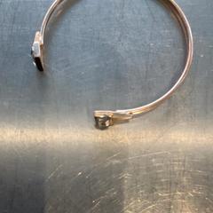 Polsera Golden, segons ha informat MEININGER Hotel Leipzig Hauptbahnhof mitjançant iLost