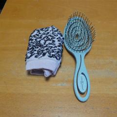 Ponožky & Kefa na vlasy brush hair brush, ako bolo nahlásené Carlton Beach Hotel pomocou iLost
