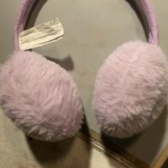 Fülvédők, amint azt Artis az iLost segítségével jelentette.