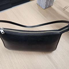 Kézitáska zwart met bankpas, amint azt Gemeente Westland az iLost segítségével jelentette.