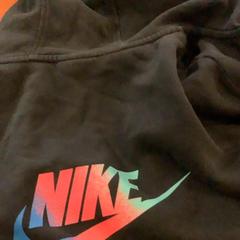 Väst Zwart nike, rapporterat av Artis med iLost