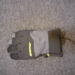 Kesztyű zenner, amint azt SnowWorld Landgraaf az iLost segítségével jelentette.